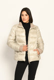 Cremefarbene Steppjacke für Damen, elegant, aber sportlich. Perfekt für die kalte Jahreszeit – Vorderseite