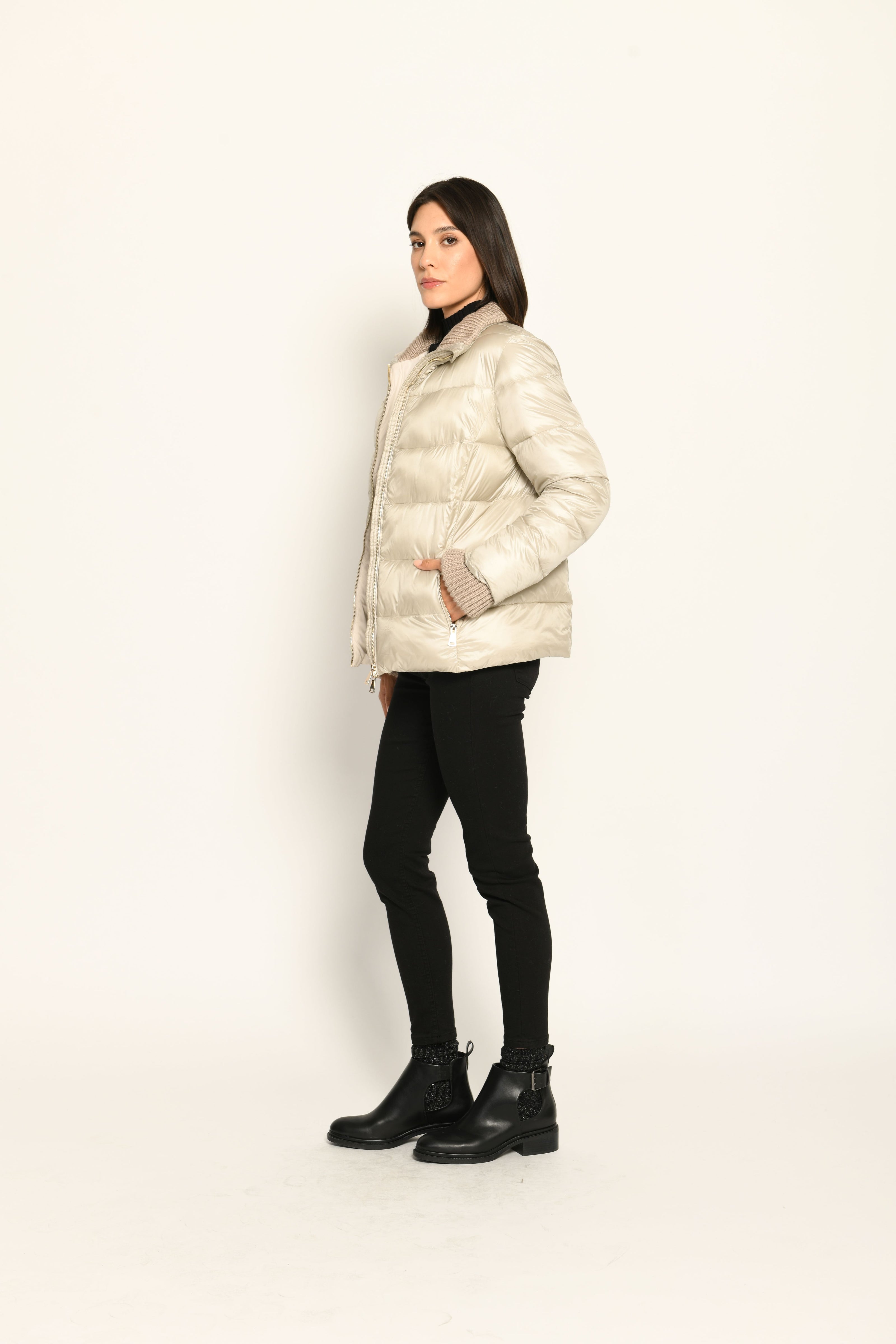 Cremefarbene Steppjacke für Damen, elegant, aber sportlich. Perfekt für die kalte Jahreszeit – Seitenansicht links