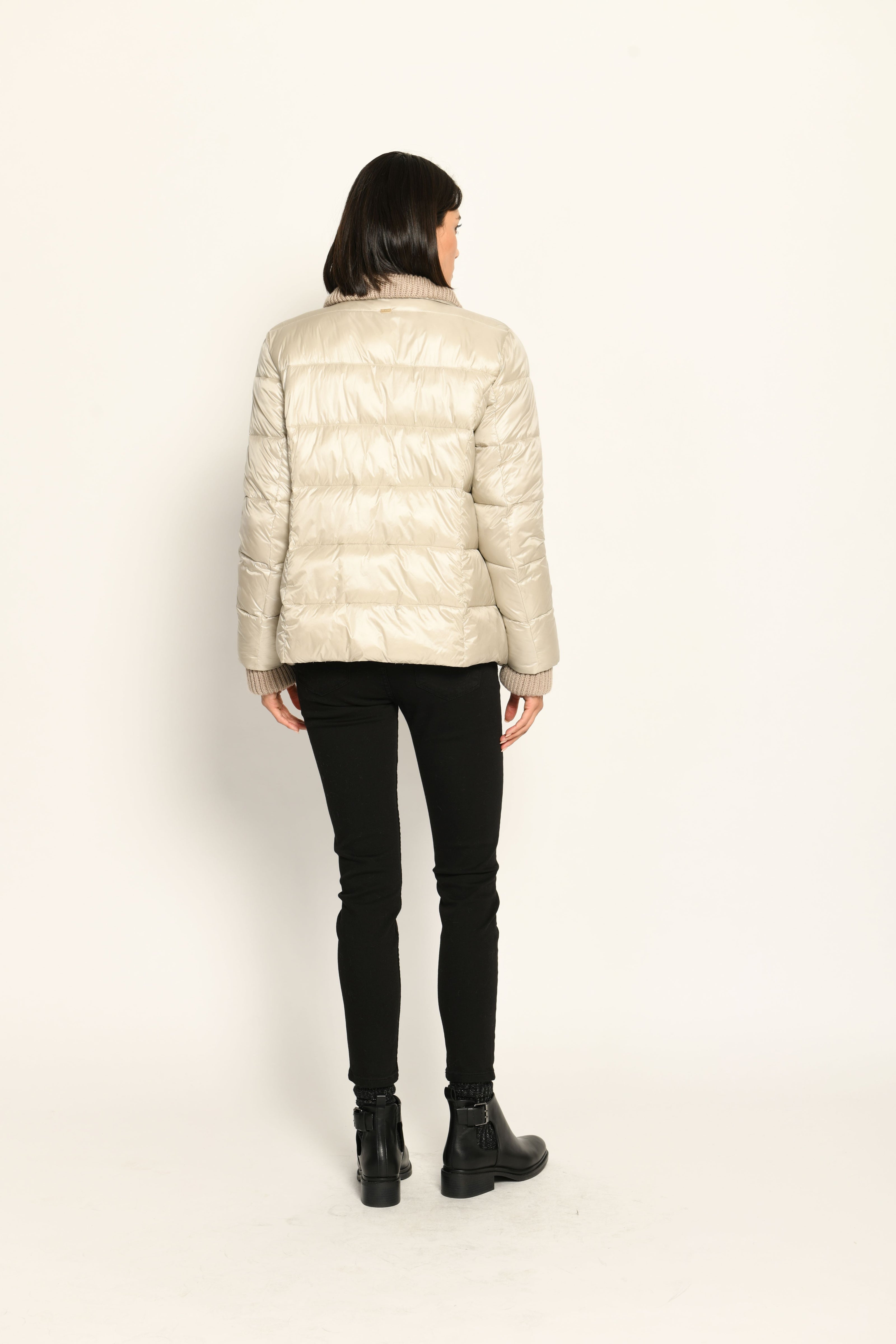 Cremefarbene Steppjacke für Damen, elegant, aber sportlich. Perfekt für die kalte Jahreszeit – Rückansicht