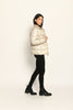 Cremefarbene Steppjacke für Damen, elegant, aber sportlich. Perfekt für die kalte Jahreszeit – Seitenansicht rechts
