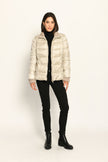 Cremefarbene Steppjacke für Damen, elegant, aber sportlich. Perfekt für die kalte Jahreszeit – Vorderansicht