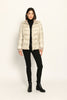 Cremefarbene Steppjacke für Damen, elegant, aber sportlich. Perfekt für die kalte Jahreszeit – Vorderansicht