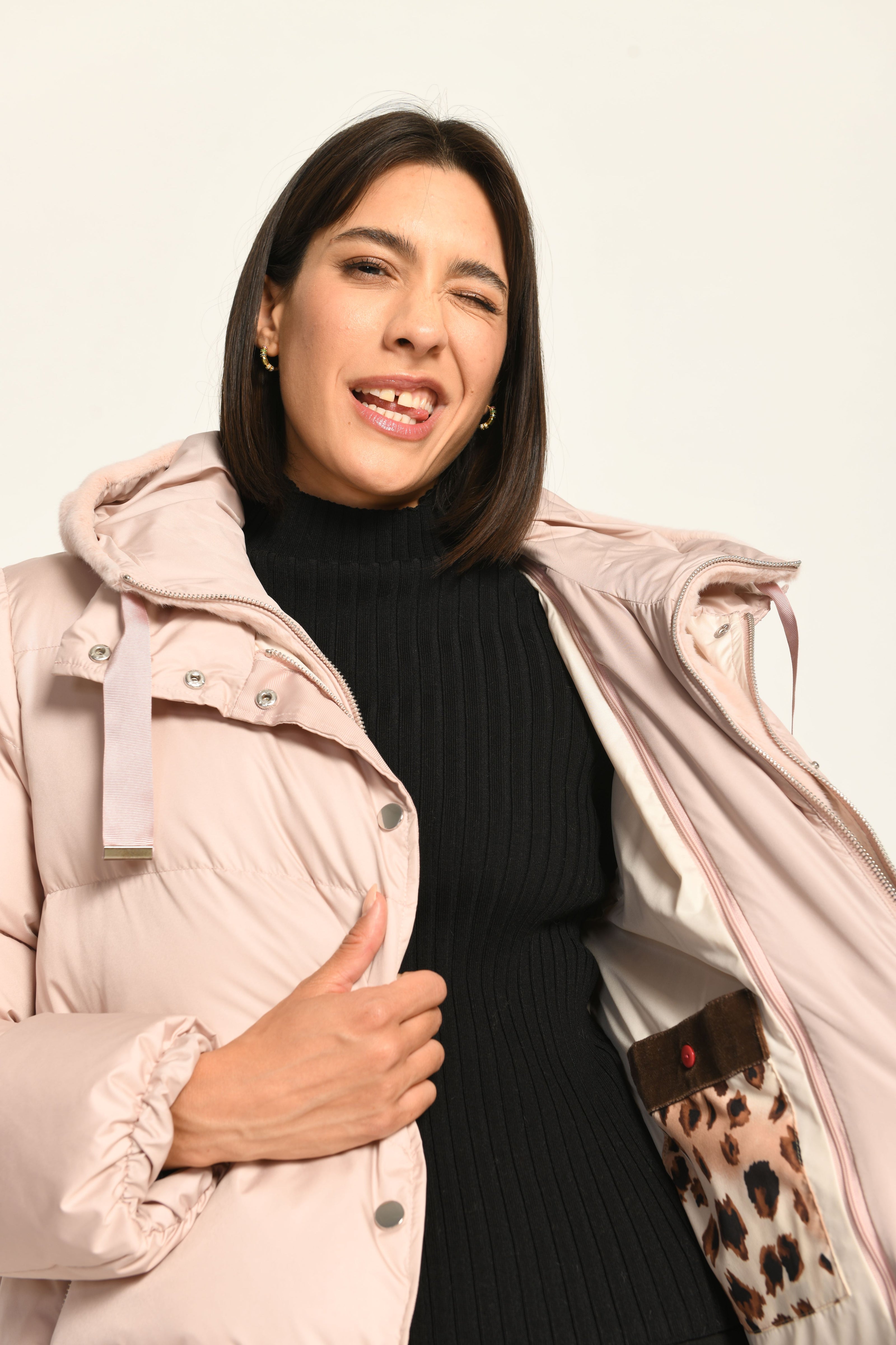 Steppjacke für Damen in der Farbe Rosa mit Kapuze aus Webpelz und veganer Daunenfüllung – Detailaufnahme