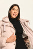 Steppjacke für Damen in der Farbe Rosa mit Kapuze aus Webpelz und veganer Daunenfüllung – Detailaufnahme