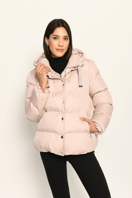 Steppjacke für Damen in der Farbe Rosa mit Kapuze aus Webpelz und veganer Daunenfüllung – Vorderseite geschlossen