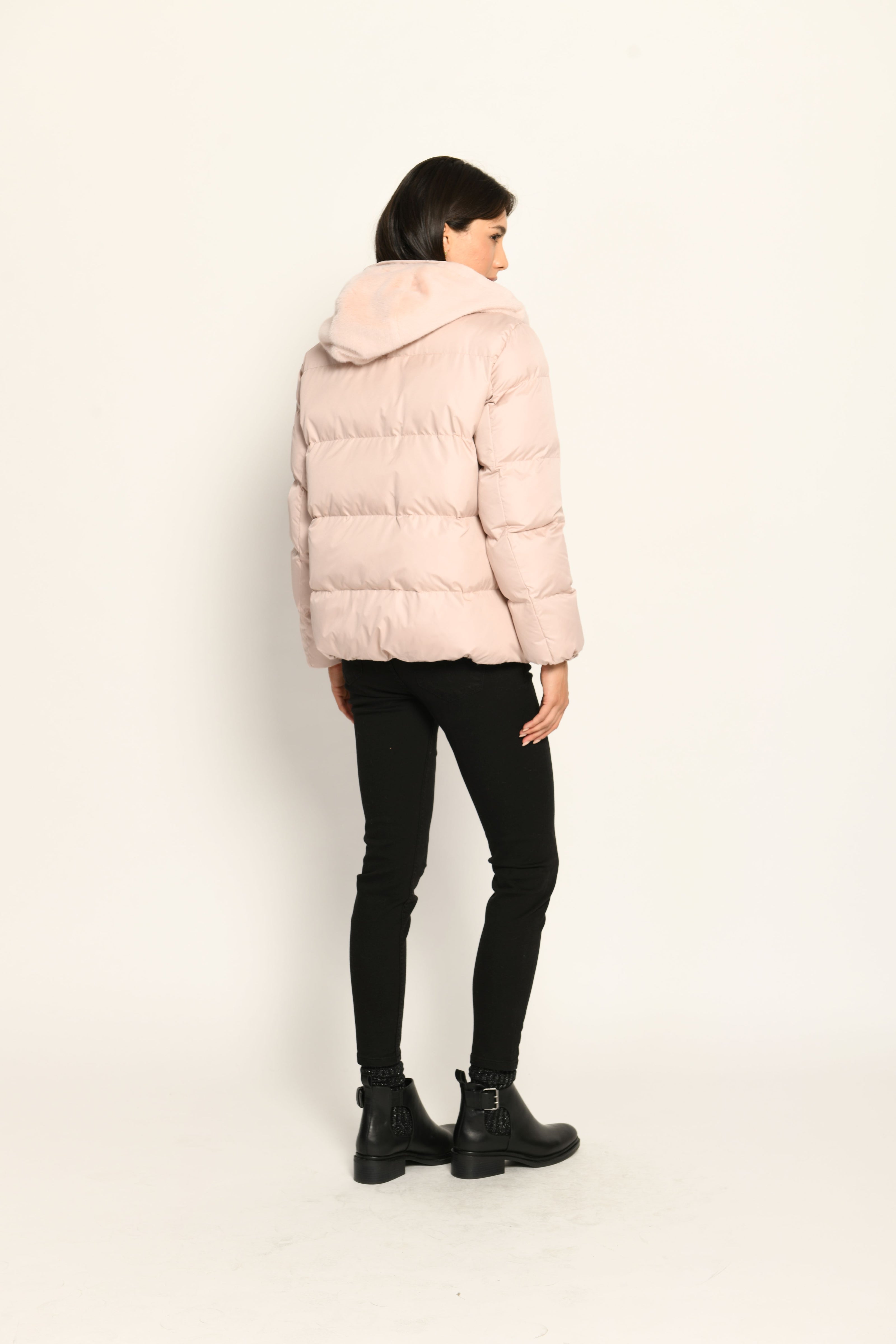 Steppjacke für Damen in der Farbe Rosa mit Kapuze aus Webpelz und veganer Daunenfüllung – Rückseite