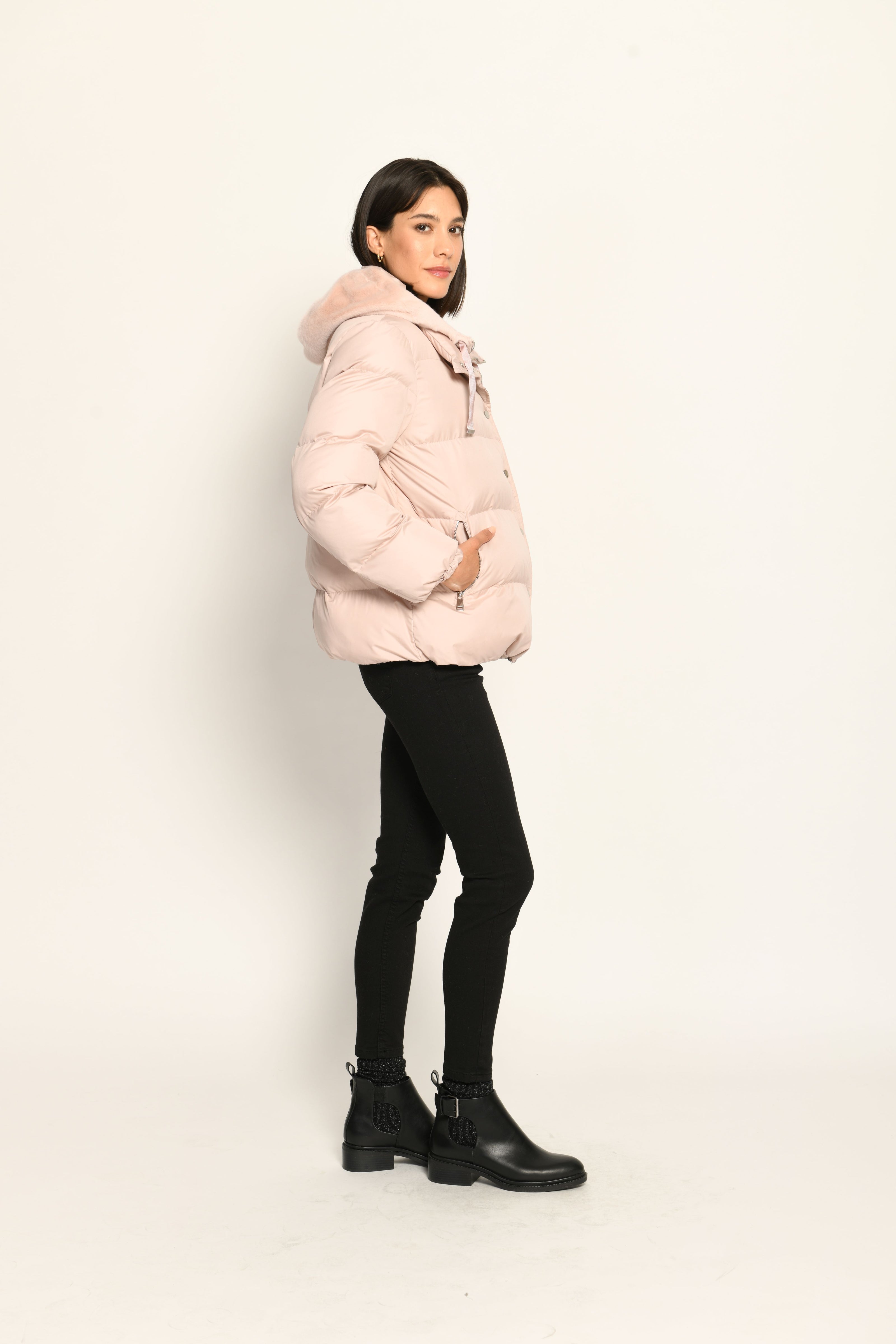 Steppjacke für Damen in der Farbe Rosa mit Kapuze aus Webpelz und veganer Daunenfüllung – Seitenansicht