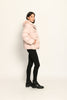 Steppjacke für Damen in der Farbe Rosa mit Kapuze aus Webpelz und veganer Daunenfüllung – Seitenansicht