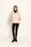 Steppjacke für Damen in der Farbe Rosa mit Kapuze aus Webpelz und veganer Daunenfüllung – Vorderansicht