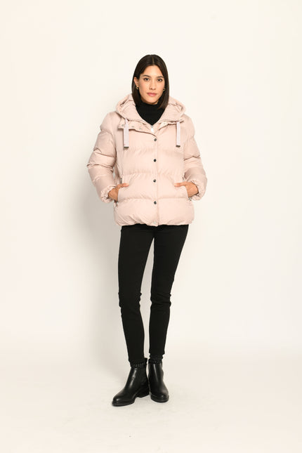Steppjacke für Damen in der Farbe Rosa mit Kapuze aus Webpelz und veganer Daunenfüllung – Vorderansicht