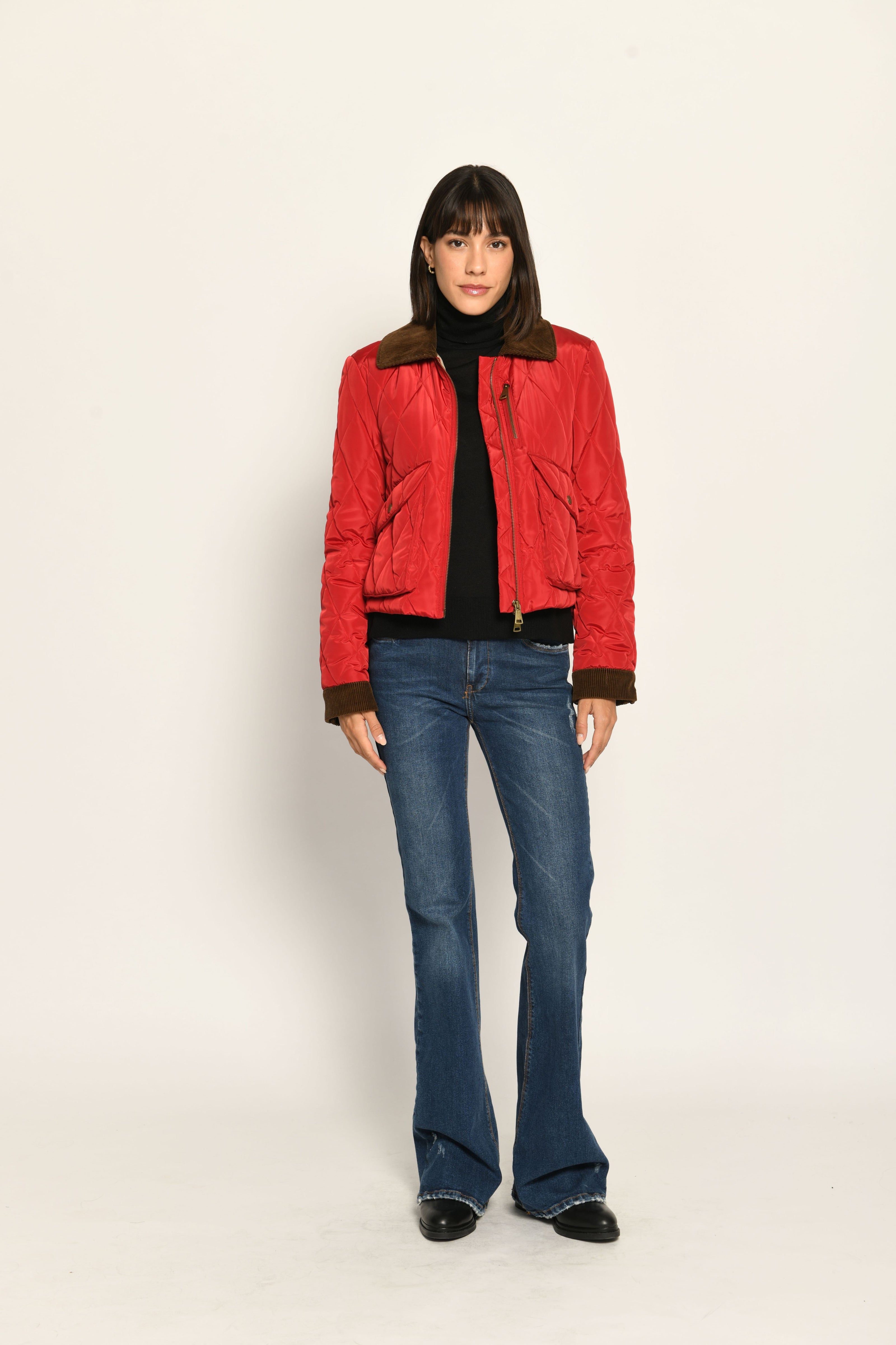 Sportive rote kurze Steppjacke für Damen mit Kragen und Ärmeln aus braunem Cord – Ferontansicht