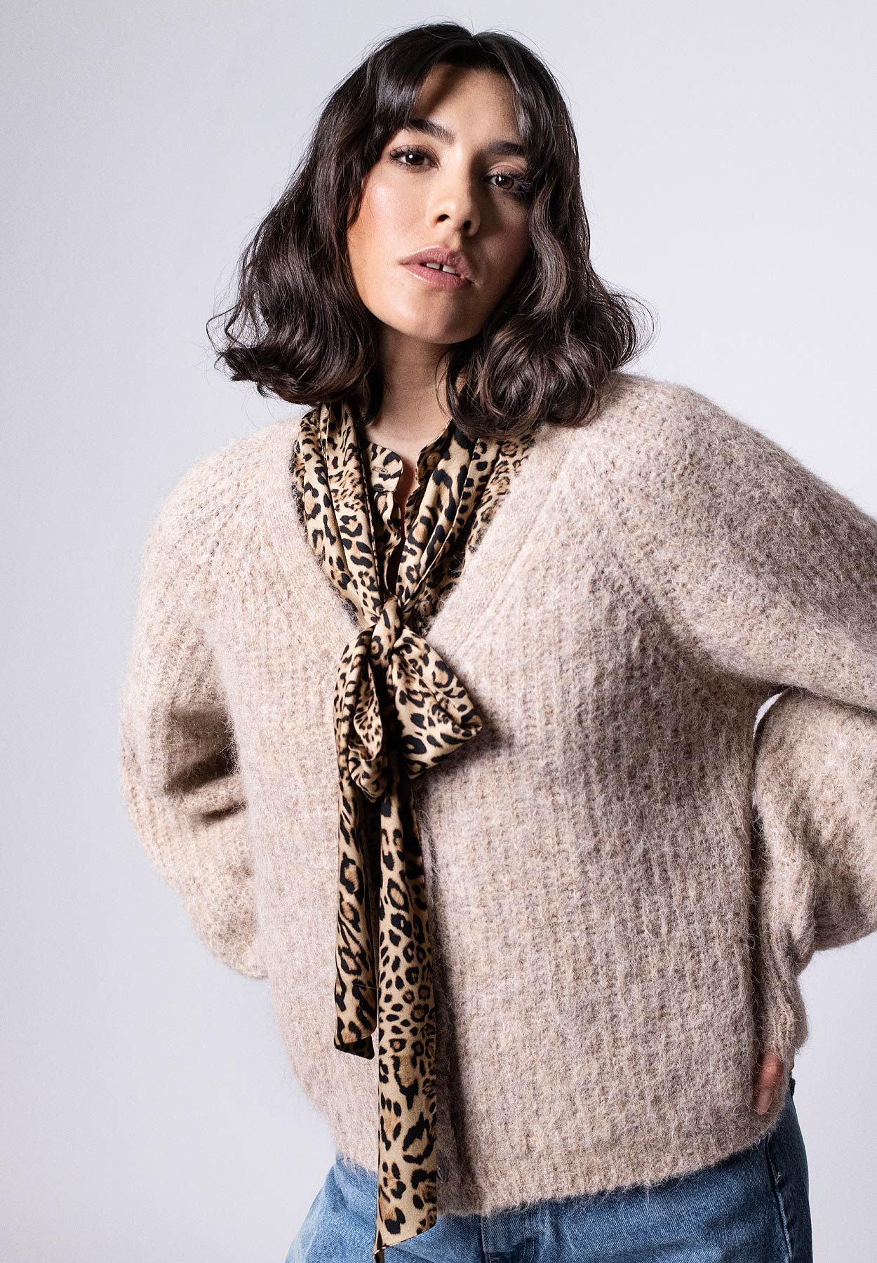 Flauschige kurze Mohair-Strickjacke in der Farbe Beige, lässig kombiniert zu einer Bluse im Leo-Dessin – Vorderansicht