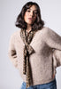 Flauschige kurze Mohair-Strickjacke in der Farbe Beige, lässig kombiniert zu einer Bluse im Leo-Dessin – Vorderansicht