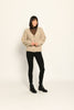 Flauschige kurze Mohair-Strickjacke in der Farbe Beige mit V-Ausschnitt und langen Ärmeln – Front