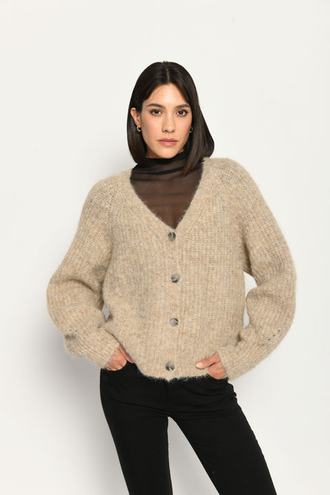 Flauschige kurze Mohair-Strickjacke in der Farbe Beige mit V-Ausschnitt und langen Ärmeln – Vorderansicht