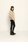 Flauschige kurze Mohair-Strickjacke in der Farbe Beige mit V-Ausschnitt und langen Ärmeln – Seitenansicht rechts