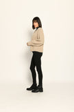 Flauschige kurze Mohair-Strickjacke in der Farbe Beige mit V-Ausschnitt und langen Ärmeln – Seitenansicht links