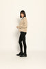 Flauschige kurze Mohair-Strickjacke in der Farbe Beige mit V-Ausschnitt und langen Ärmeln – Seitenansicht links