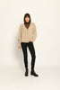 Flauschige kurze Mohair-Strickjacke in der Farbe Beige mit V-Ausschnitt und langen Ärmeln – Vorderseite
