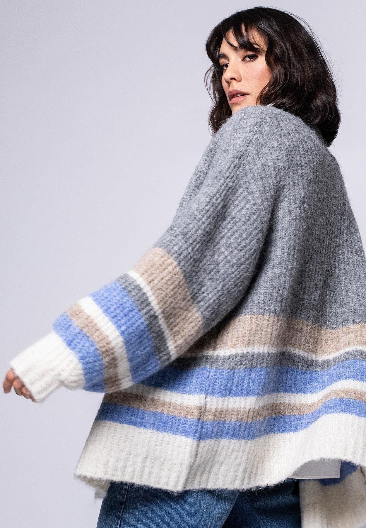 Offene graue Strickjacke für Damen mit beigen, blauen und cremefarbenen Querstreifen – Rückseite, Nahaufnahme