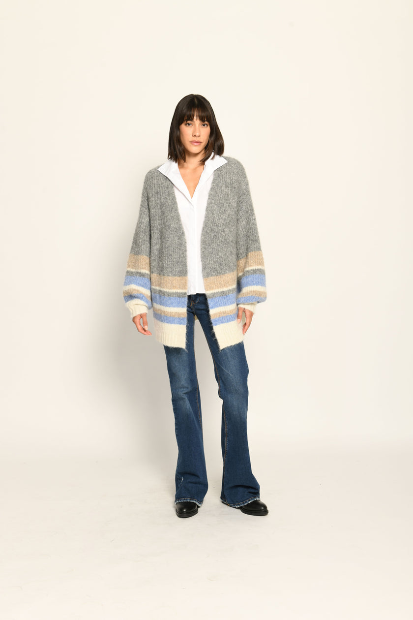 Offene graue Strickjacke für Damen mit beigen, blauen und cremefarbenen Querstreifen – Vorderseite