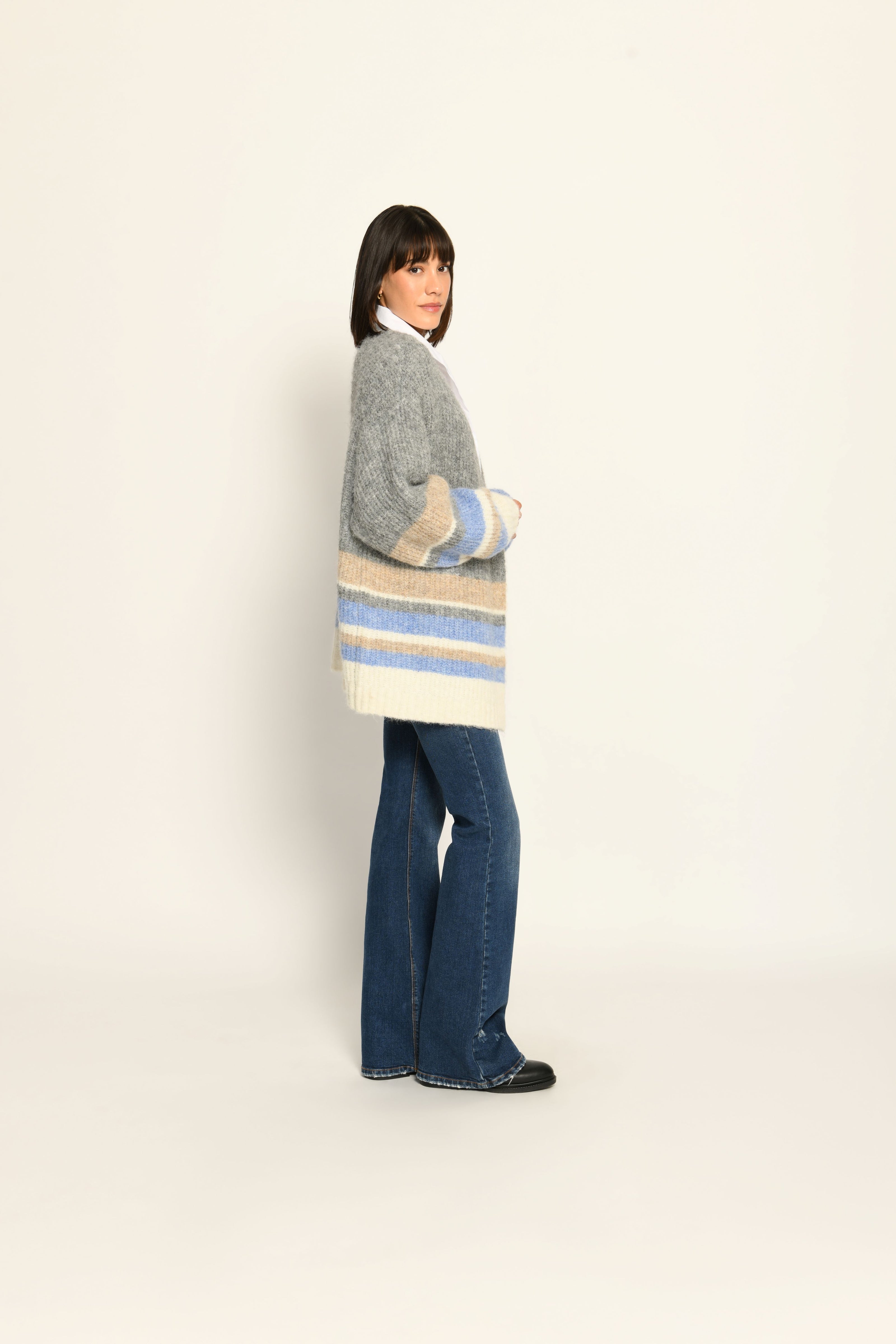 Offene graue Strickjacke für Damen mit beigen, blauen und cremefarbenen Querstreifen – Seitenansicht rechts