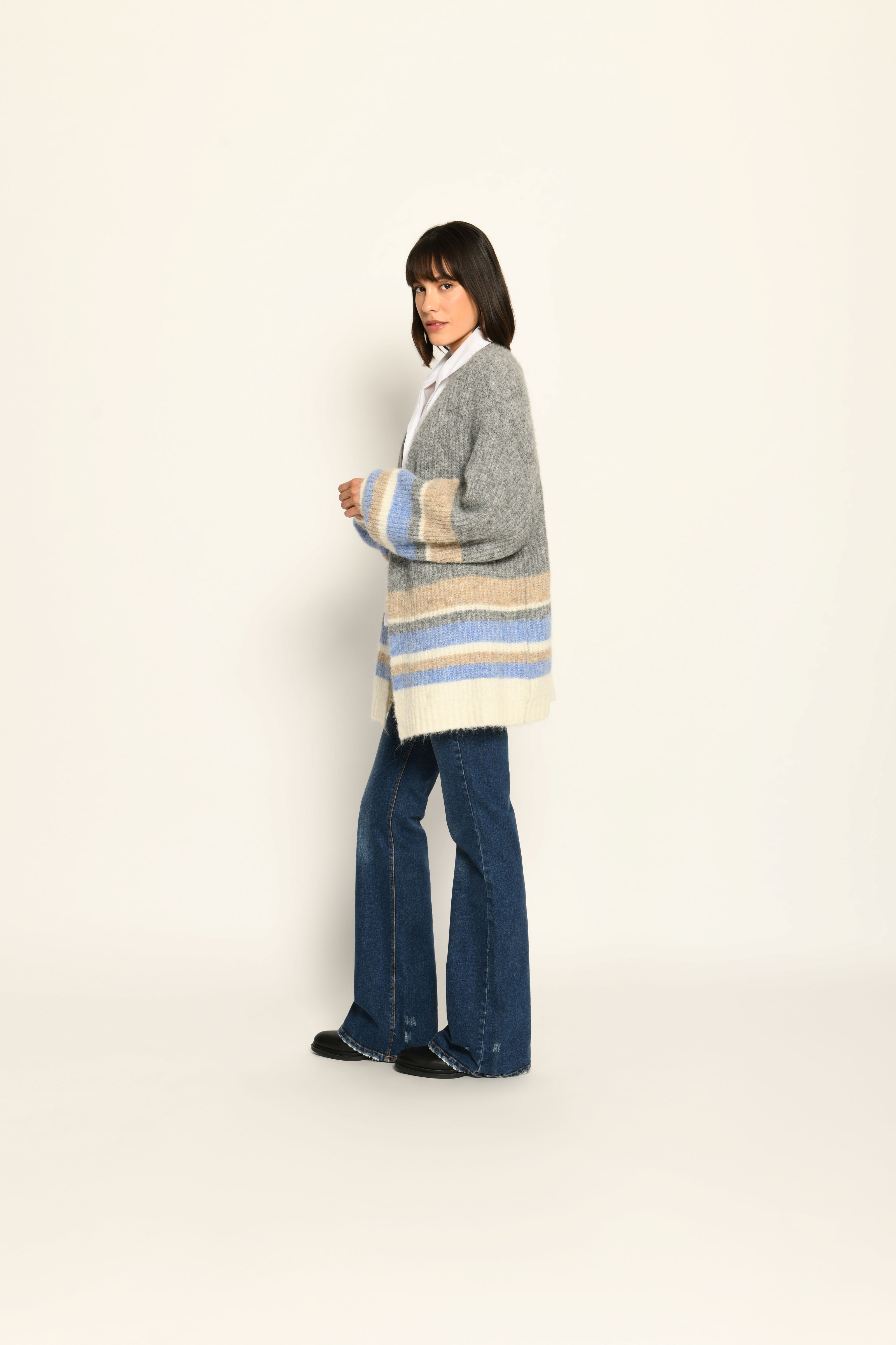 Offene graue Strickjacke für Damen mit beigen, blauen und cremefarbenen Querstreifen – Seitenansicht links