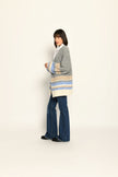 Offene graue Strickjacke für Damen mit beigen, blauen und cremefarbenen Querstreifen – Seitenansicht links