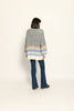 Offene graue Strickjacke für Damen mit beigen, blauen und cremefarbenen Querstreifen – Rückansicht
