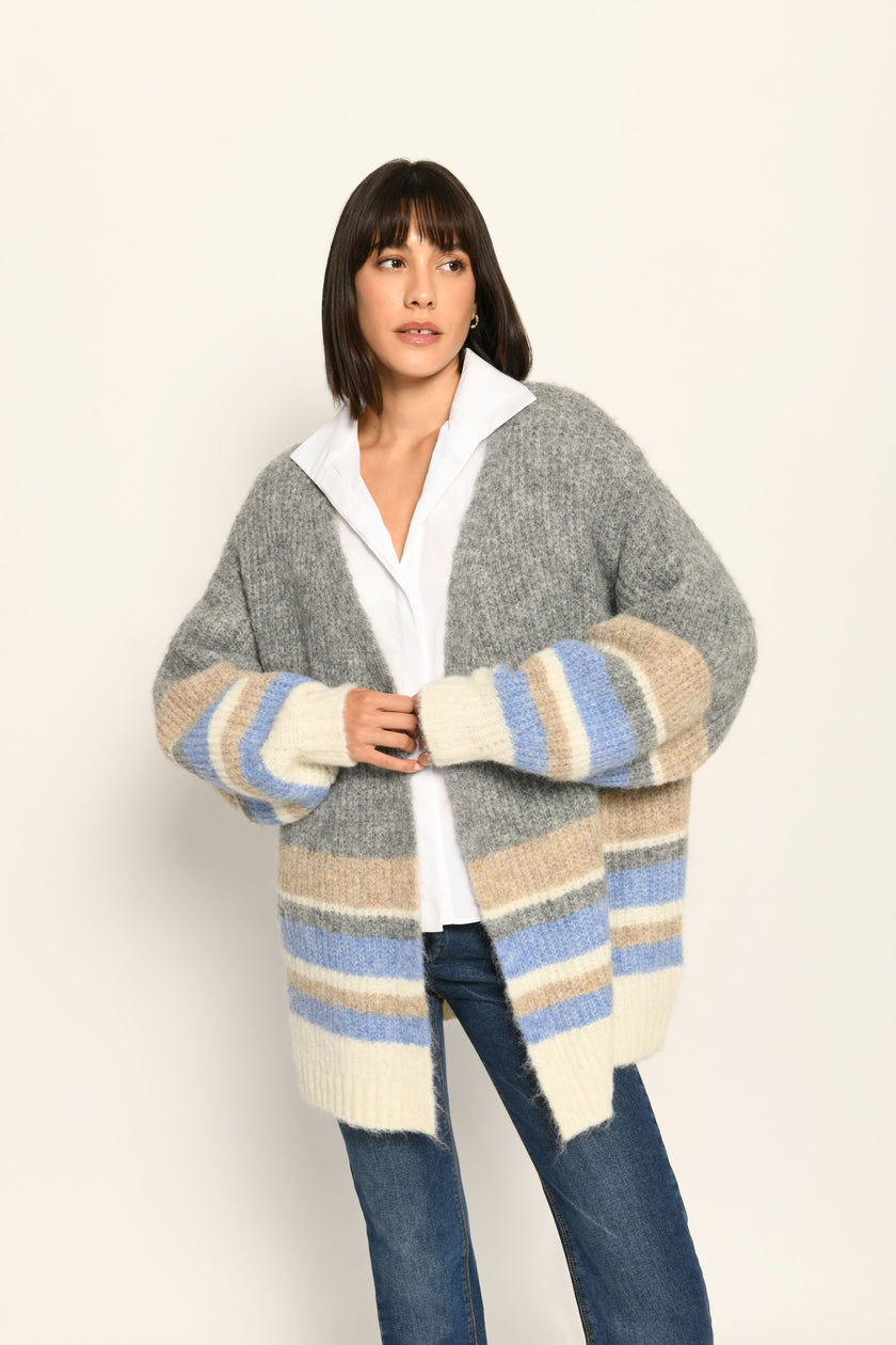 Offene graue Strickjacke für Damen mit beigen, blauen und cremefarbenen Querstreifen – Vorderansicht