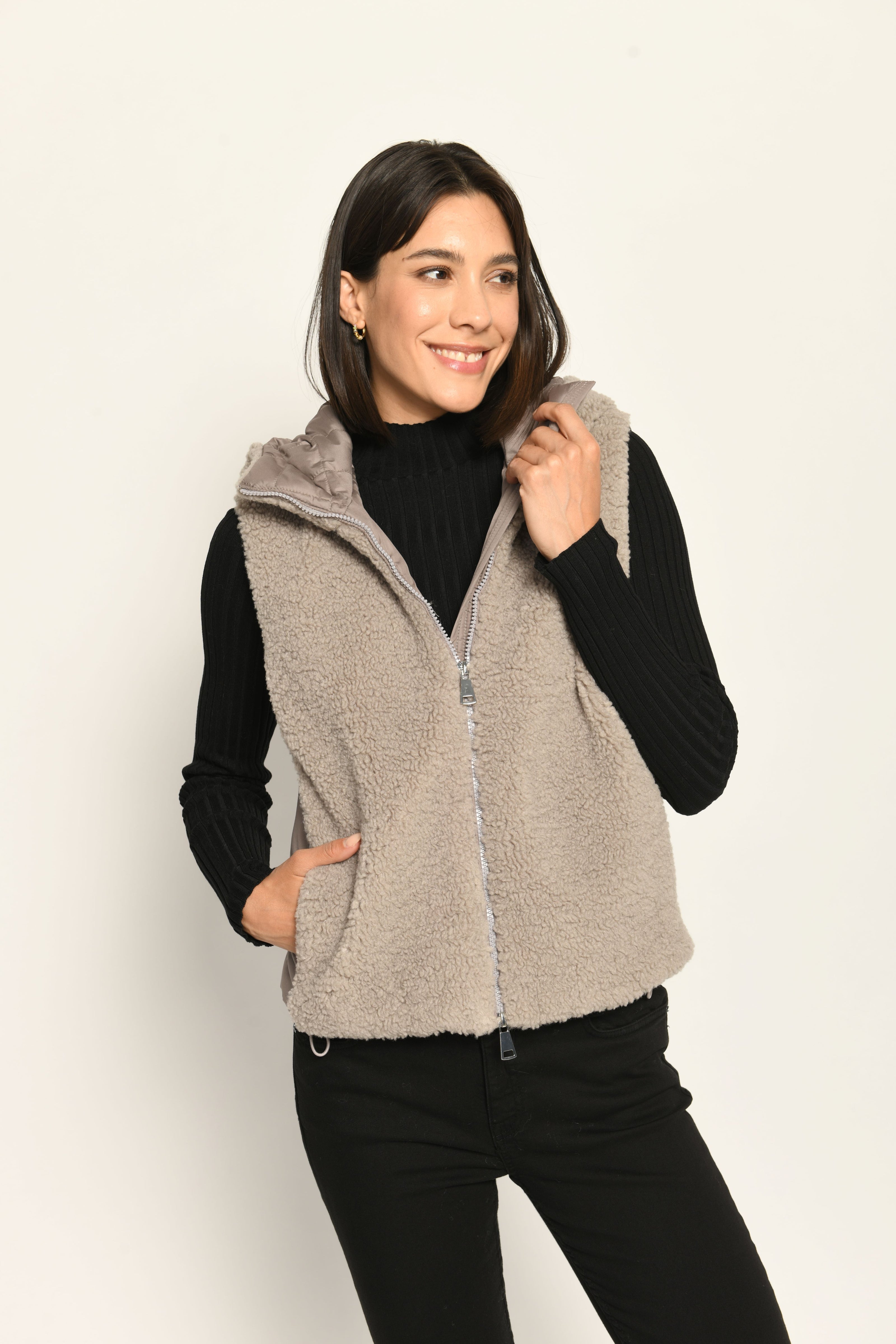 Taupefarbene Weste für Damen aus Materialmix. Vorderseite besteht aus Teddy-Webpelz, Rückseite aus Nylon – Vorderansicht