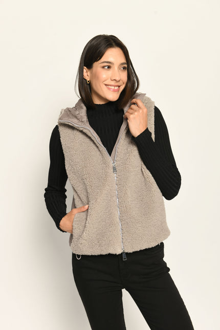 Taupefarbene Weste für Damen aus Materialmix. Vorderseite besteht aus Teddy-Webpelz, Rückseite aus Nylon – Vorderansicht