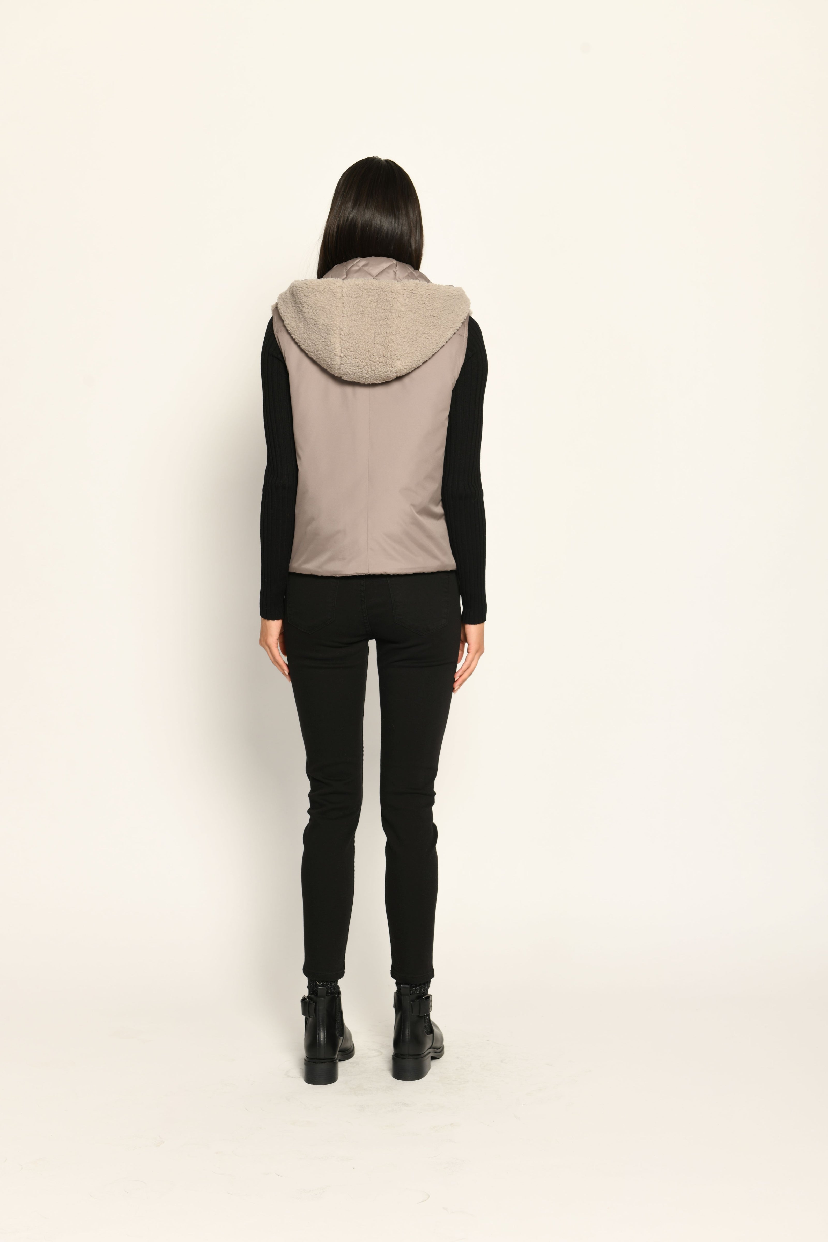 Taupefarbene Weste für Damen aus Materialmix. Vorderseite besteht aus Teddy-Webpelz, Rückseite aus Nylon – Rückansicht
