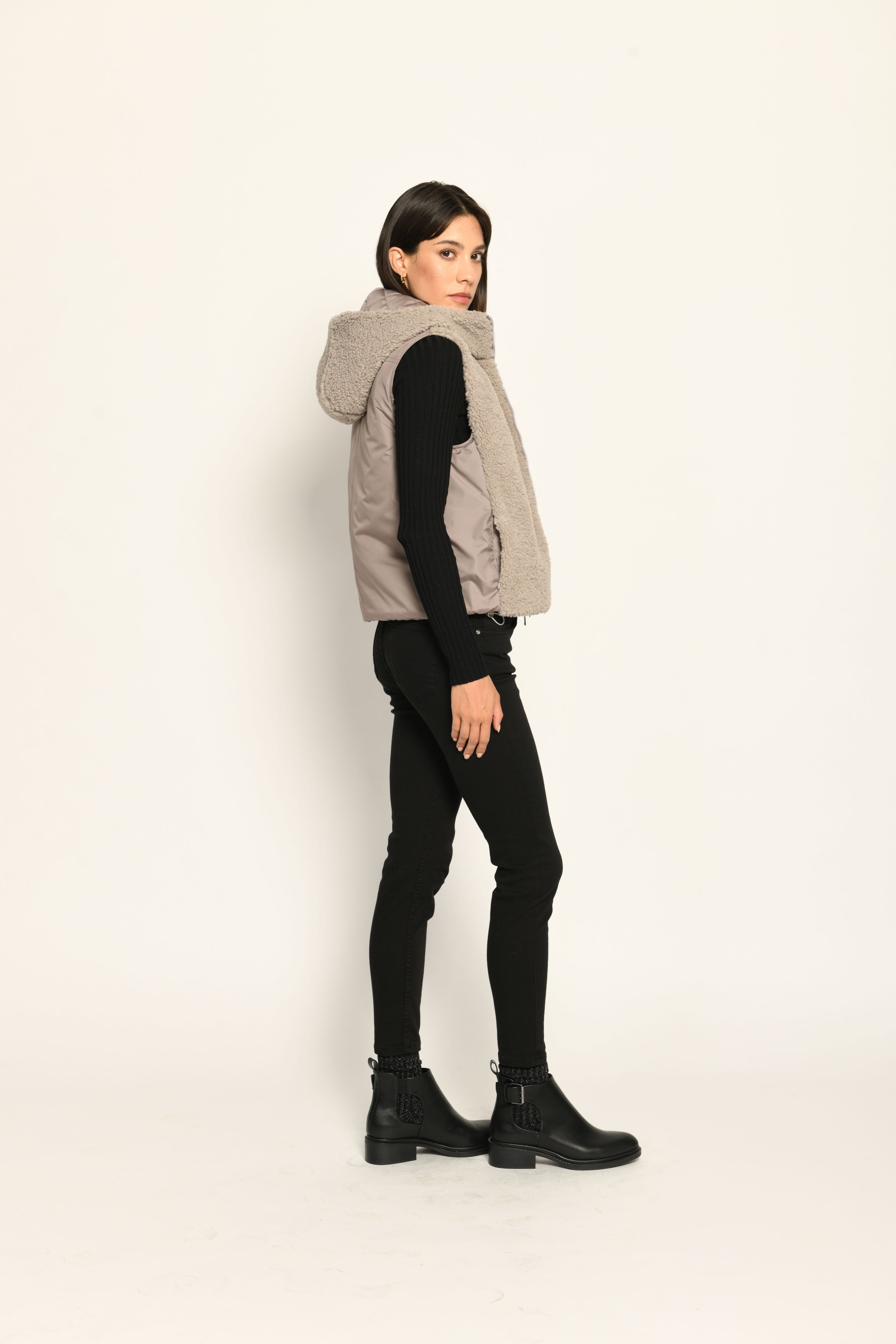 Taupefarbene Weste für Damen aus Materialmix. Vorderseite besteht aus Teddy-Webpelz, Rückseite aus Nylon – Seitenansicht