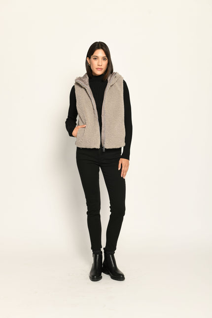 Taupefarbene Weste für Damen aus Materialmix. Vorderseite besteht aus Teddy-Webpelz, Rückseite aus Nylon – Frontansicht