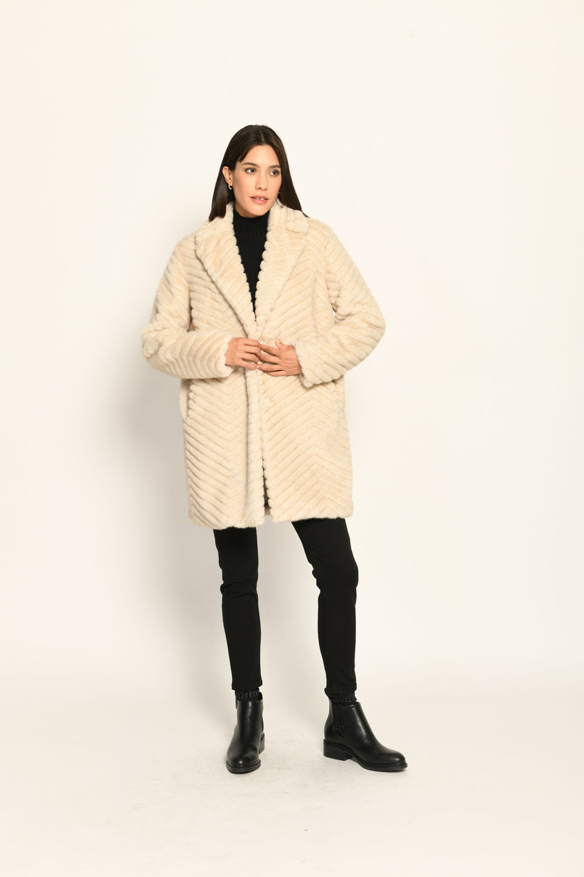 Wintermantel für Damen in Fischgratstruktur und der Farbe Ecru lässig kombiniert zu einer schwarzen Jeans – Vorderansicht