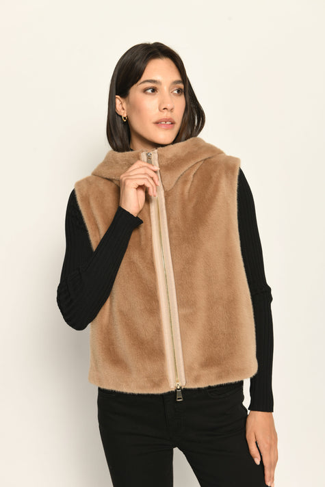 Kurze Weste für Damen aus flauschigem Webpelz in der Farbe Camel inklusive Kapuze – geschlossene Vorderansicht