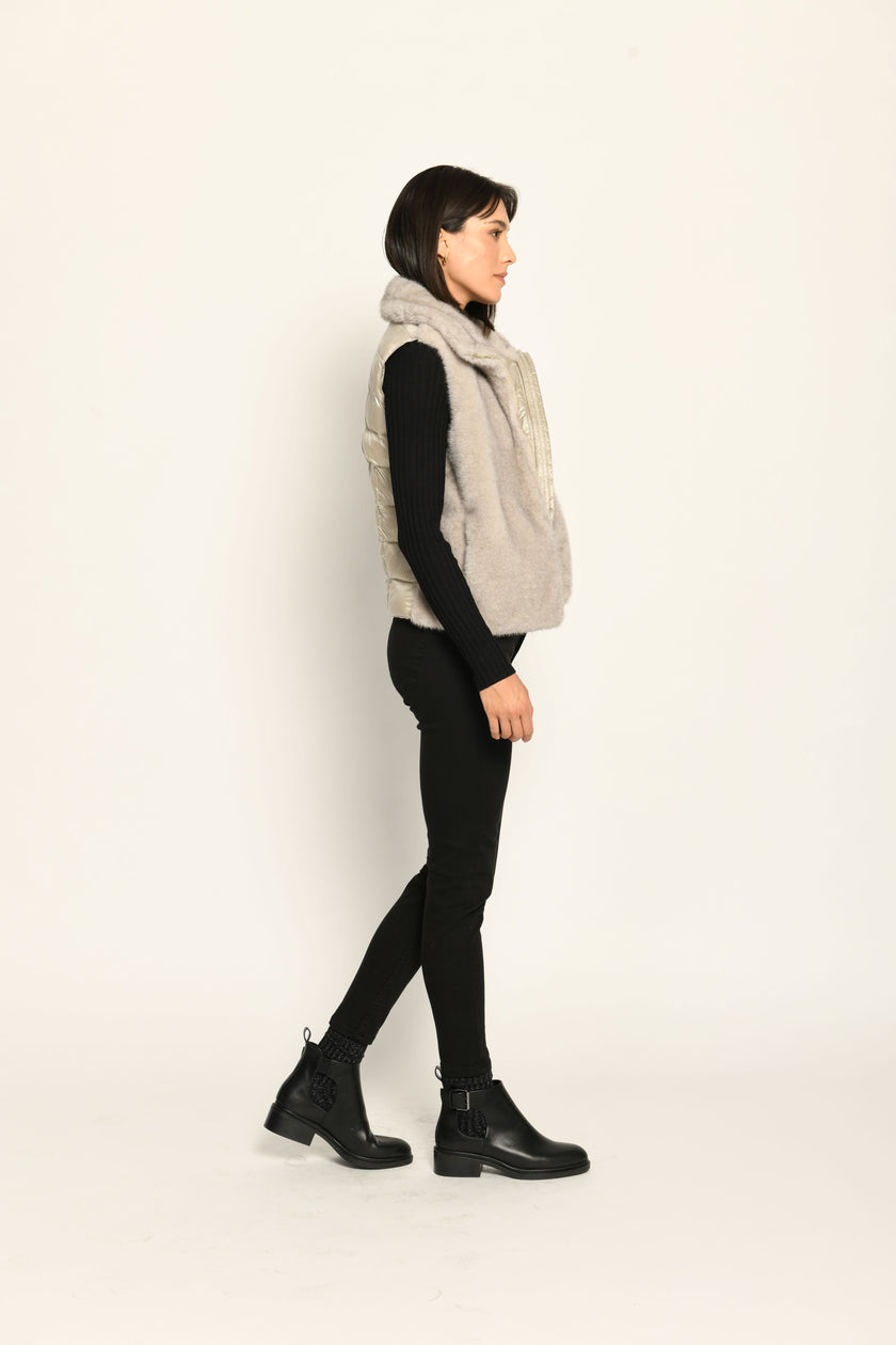 Hellbraune Weste für Damen aus Materialmix. Vorderseite besteht aus Webpelz, Rückseite ist gesteppt – Seitenansicht