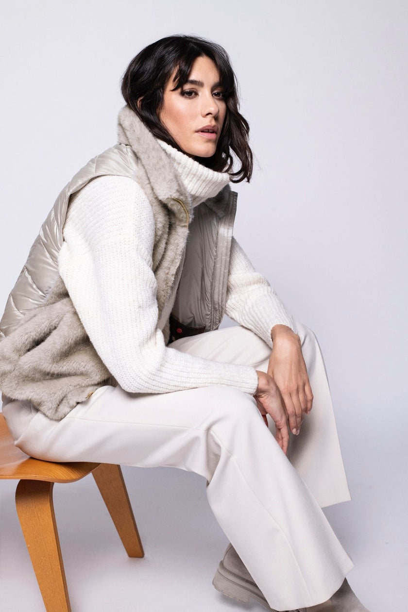 Hellbraune Weste für Damen aus Materialmix. Vorderseite besteht aus Webpelz, Rückseite ist gesteppt.