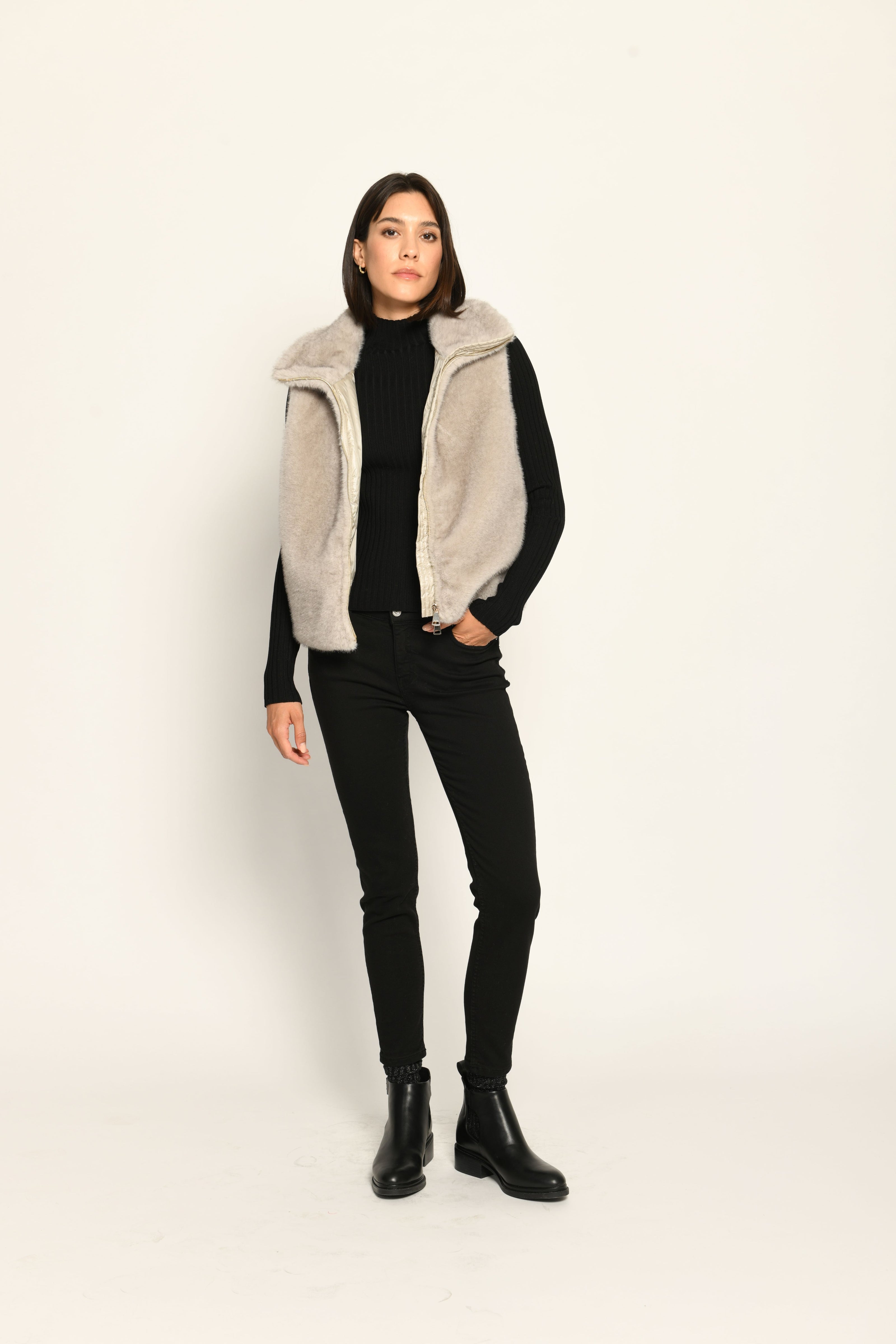 Hellbraune Weste für Damen aus Materialmix. Vorderseite besteht aus Webpelz, Rückseite ist gesteppt – Vorderseite
