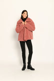 Webpelzjacke für Damen im Oversized-Schnitt in der Farbe Flamingorot – Frontansicht