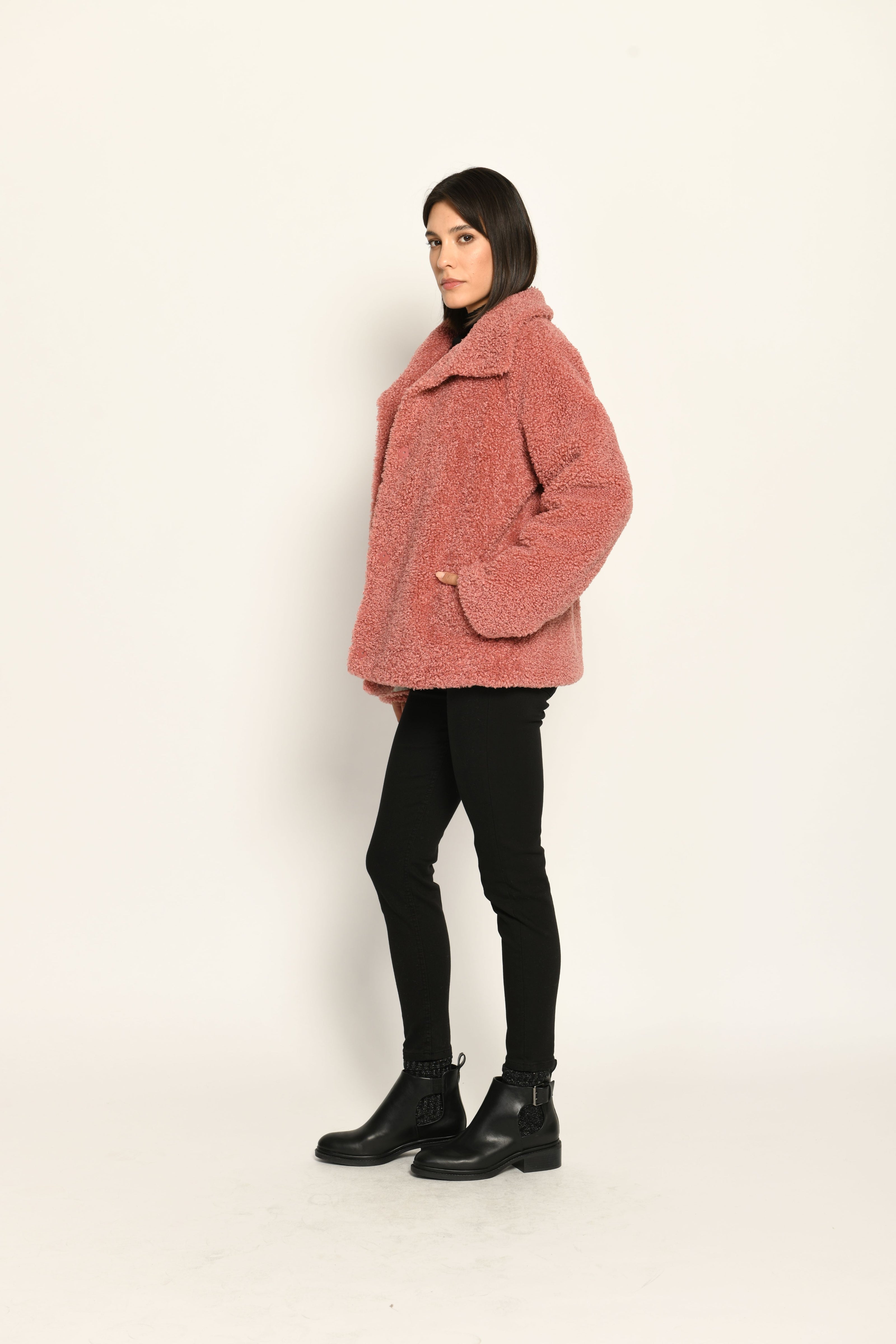 Offen getragene Webpelzjacke für Damen im Oversized-Schnitt in der Farbe Flamingorot – Seitenansicht links