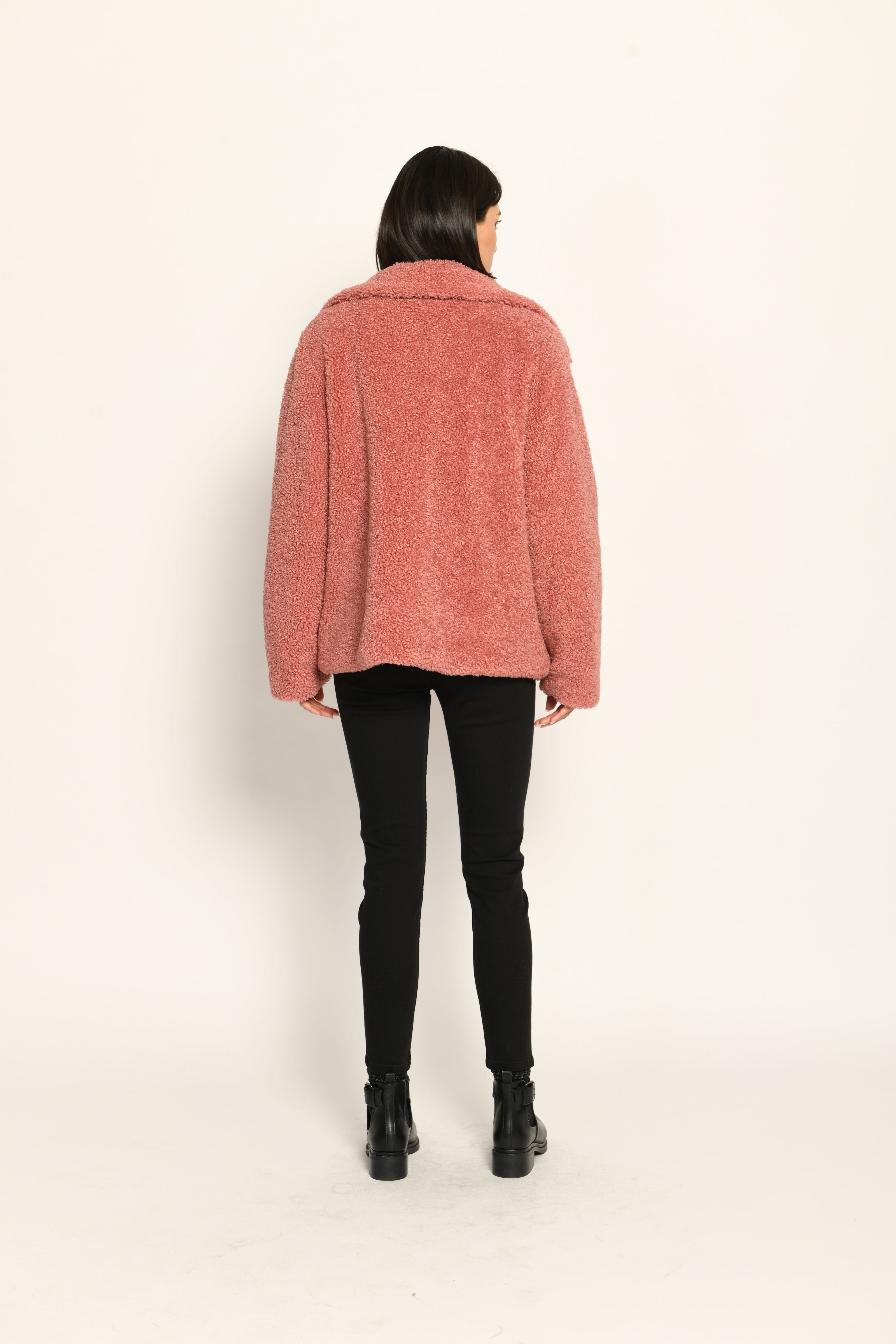 Webpelzjacke für Damen im Oversized-Schnitt in der Farbe Flamingorot – Rückansicht