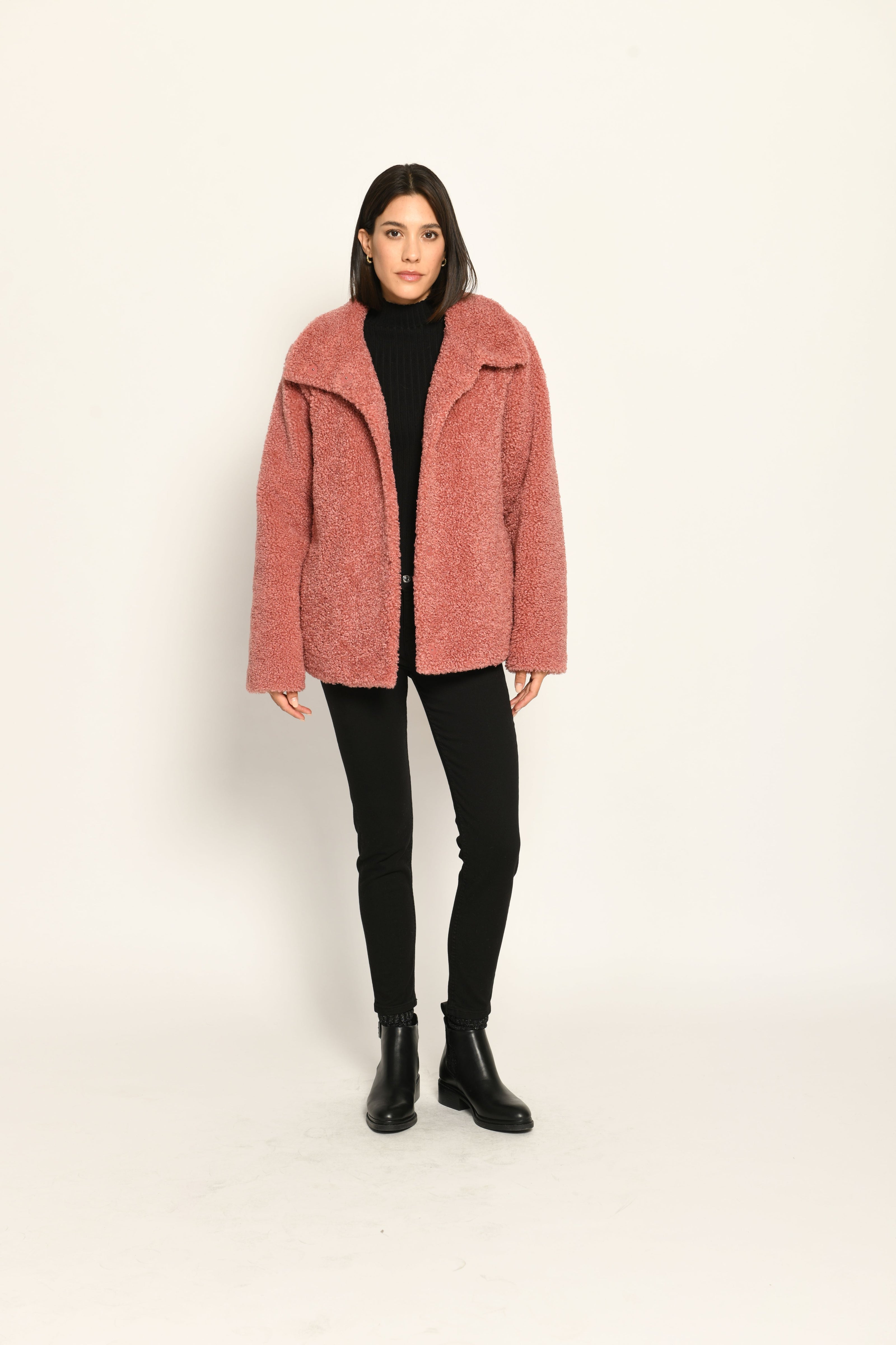 Offen getragene Webpelzjacke für Damen im Oversized-Schnitt in der Farbe Flamingorot – Vorderansicht