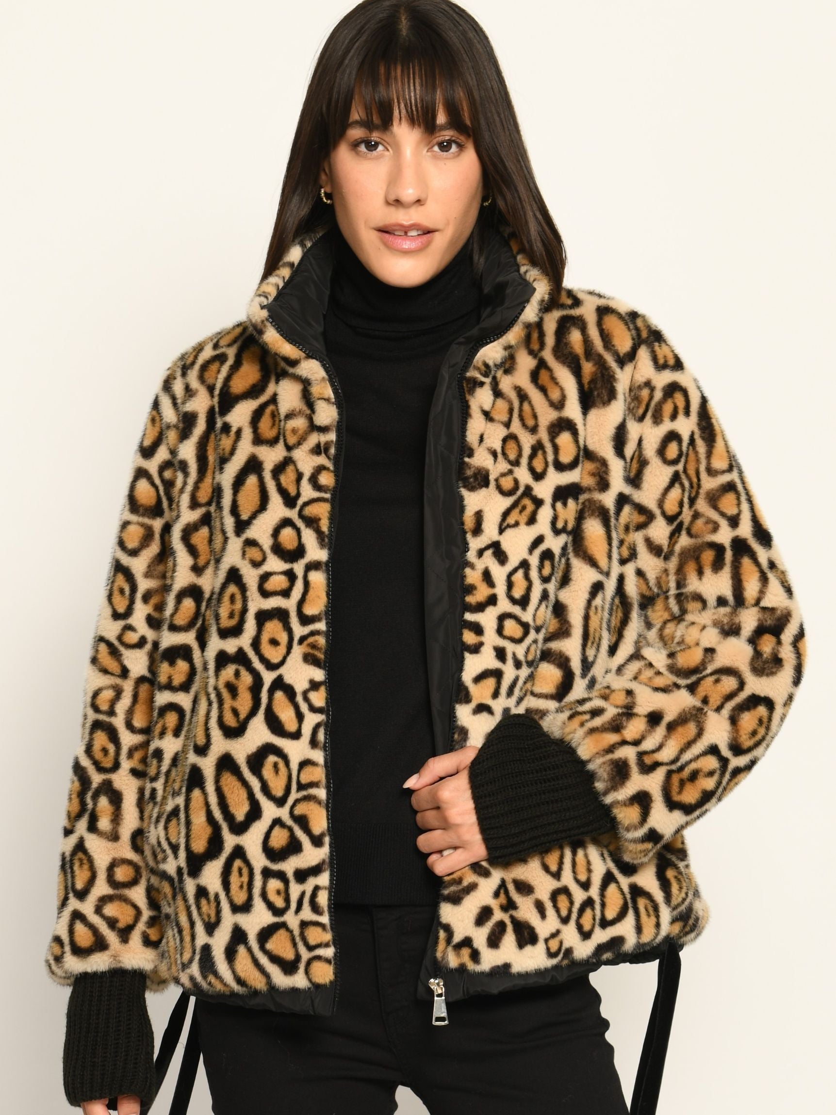 Winterjacke für Damen im Leo-Dessin aus kuschelweichem Webpelz – Vorderansicht