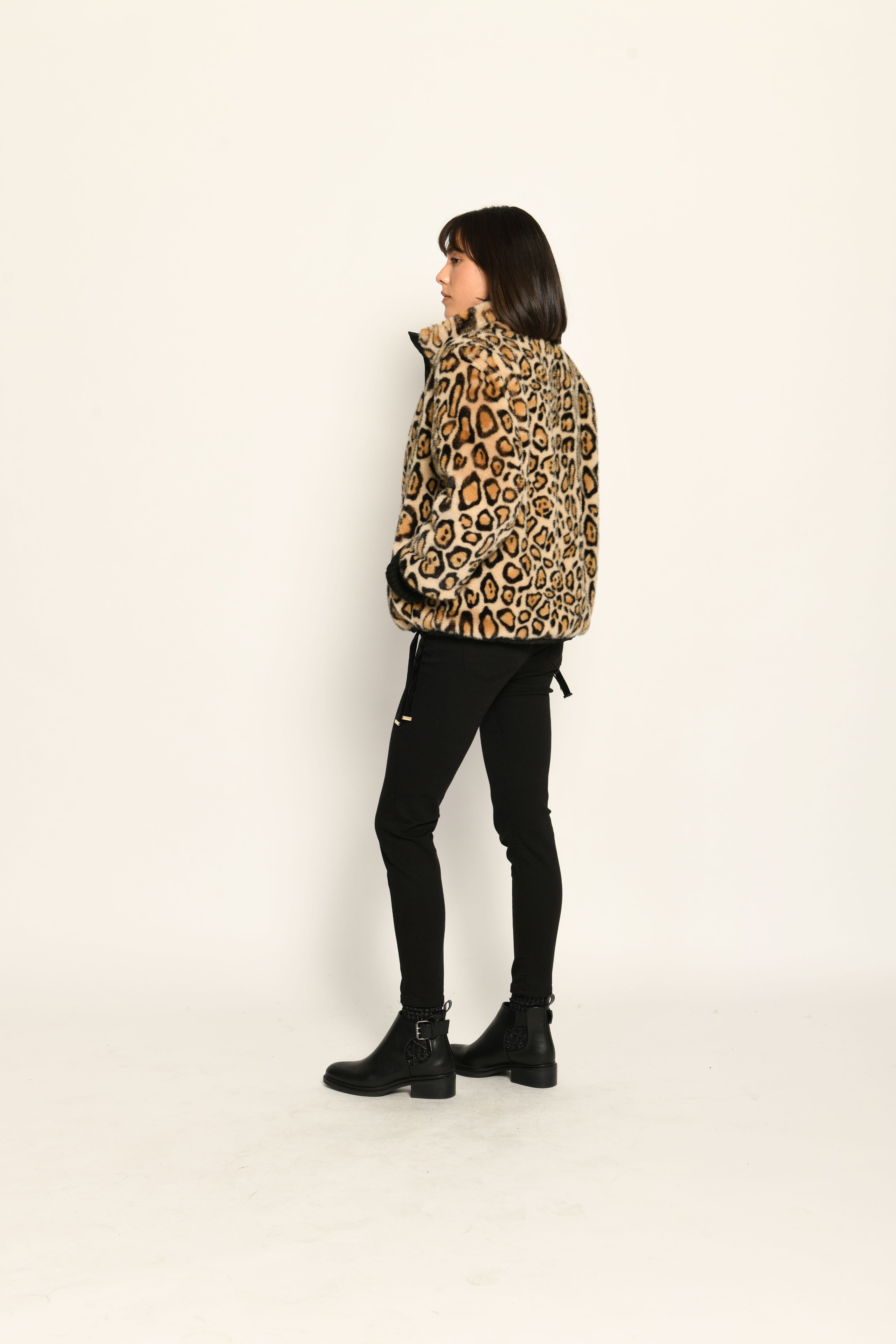 Winterjacke für Damen im Leo-Dessin aus kuschelweichem Webpelz – Rückansicht