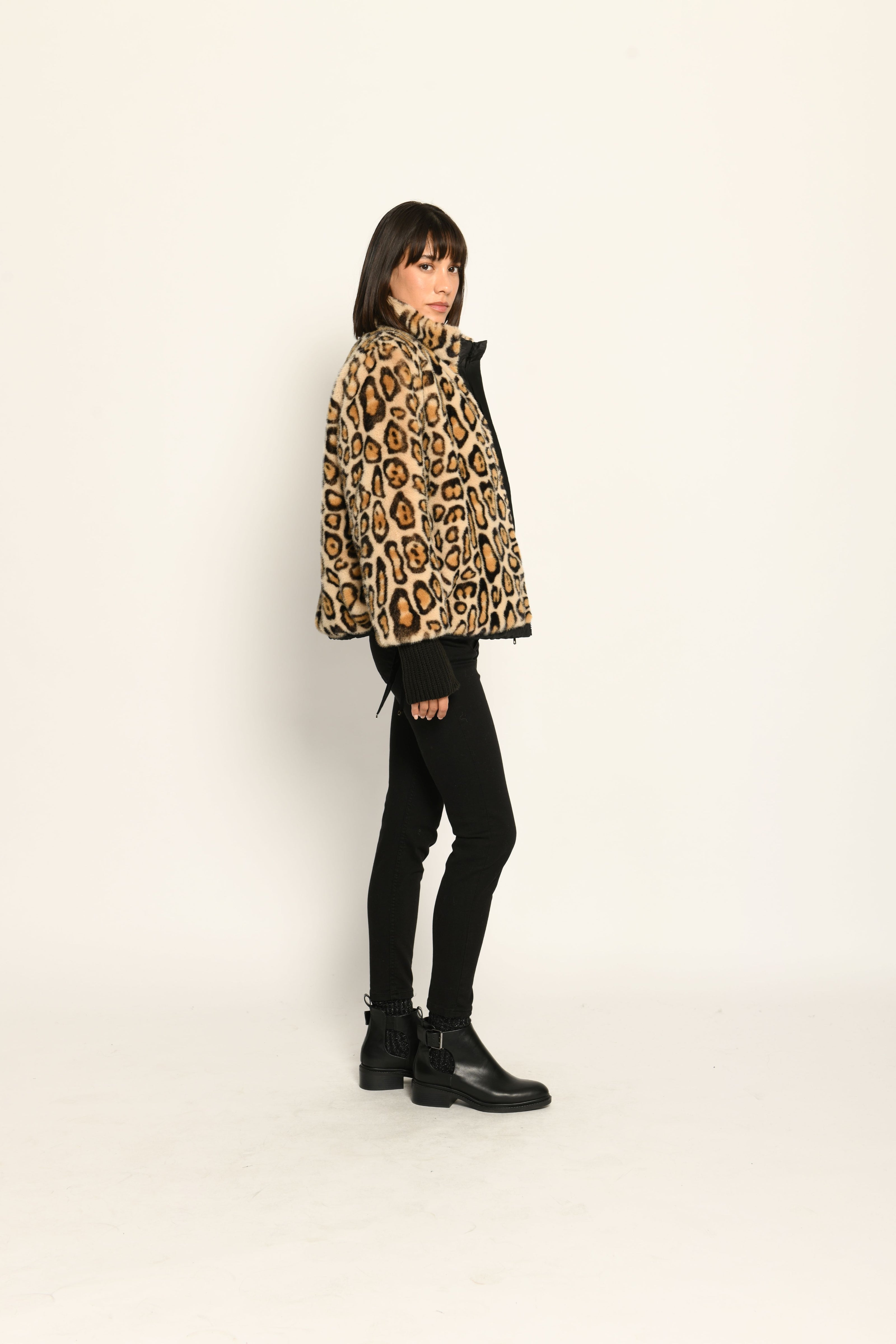Winterjacke für Damen im Leo-Dessin aus kuschelweichem Webpelz – Seitenansicht von rechts