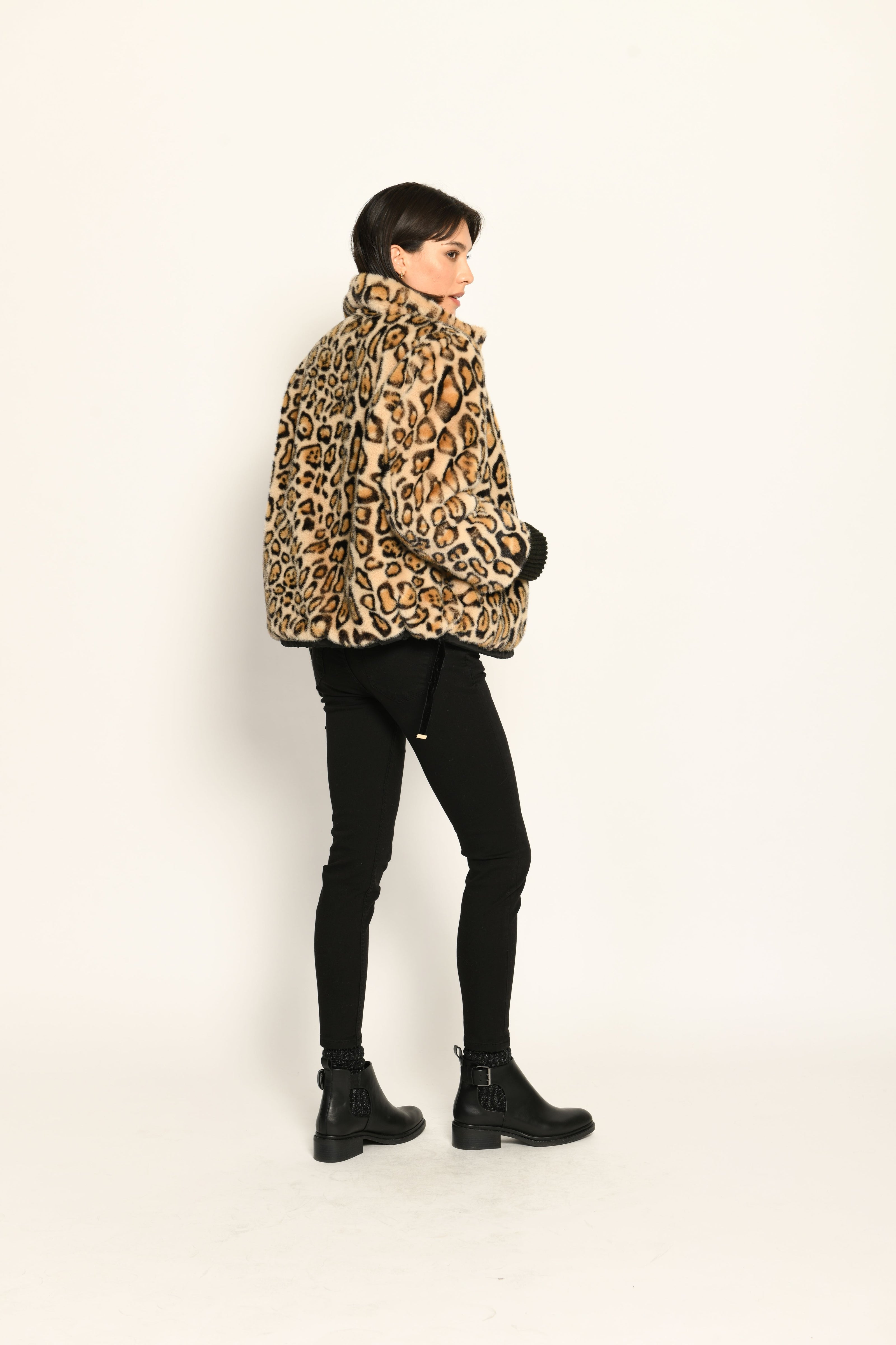 Winterjacke für Damen im Leo-Dessin aus kuschelweichem Webpelz – Rückansicht von rechts