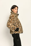 Winterjacke für Damen im Leo-Dessin aus kuschelweichem Webpelz – Nahaufnahme von rechts