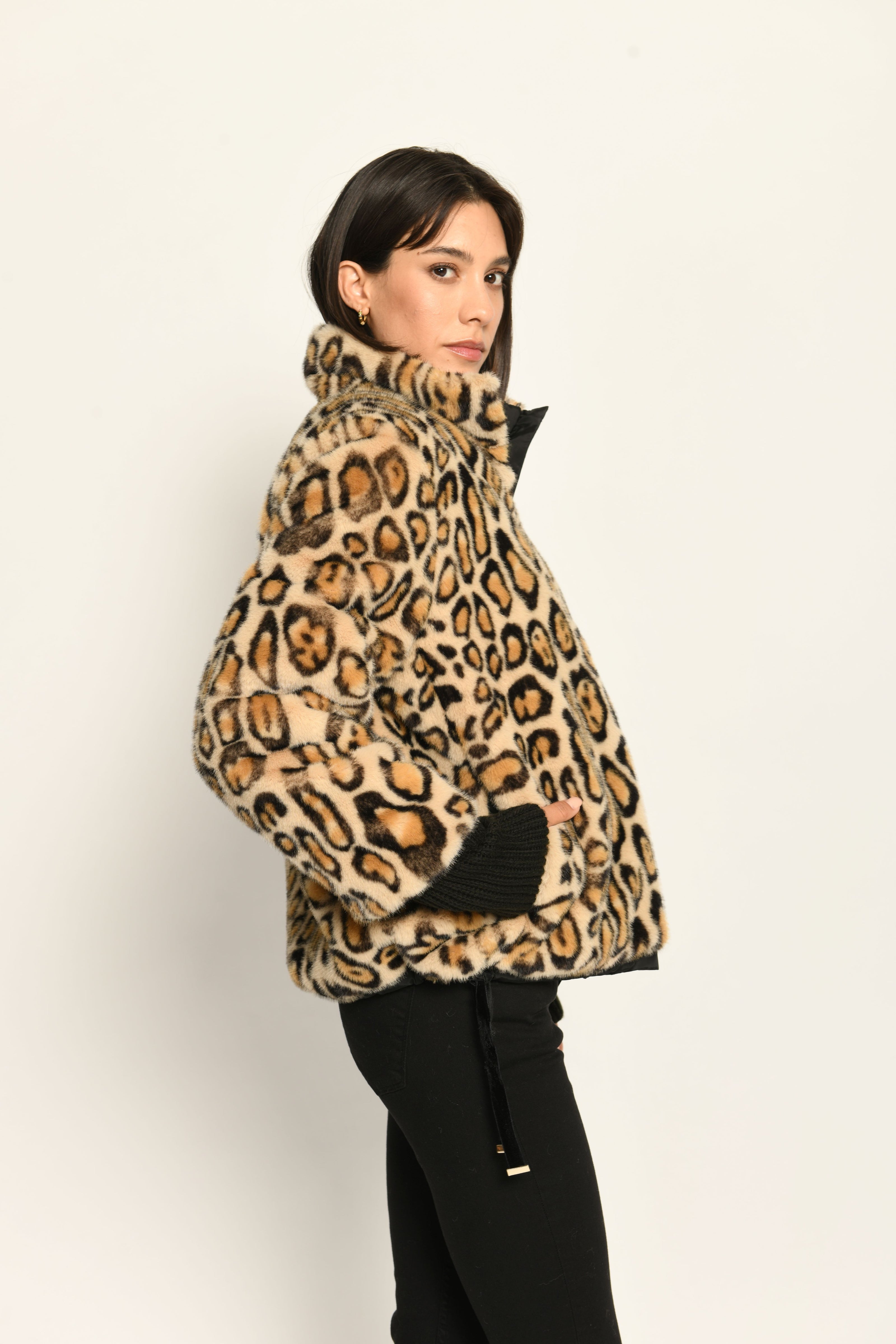 Winterjacke für Damen im Leo-Dessin aus kuschelweichem Webpelz – Nahaufnahme von rechts